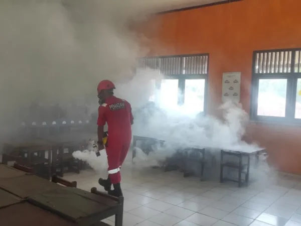 Tim Damkarmat Lakukan Operasi Fogging Cegah Penyakit Demam Berdarah di Kabupaten Lampung Selatan
