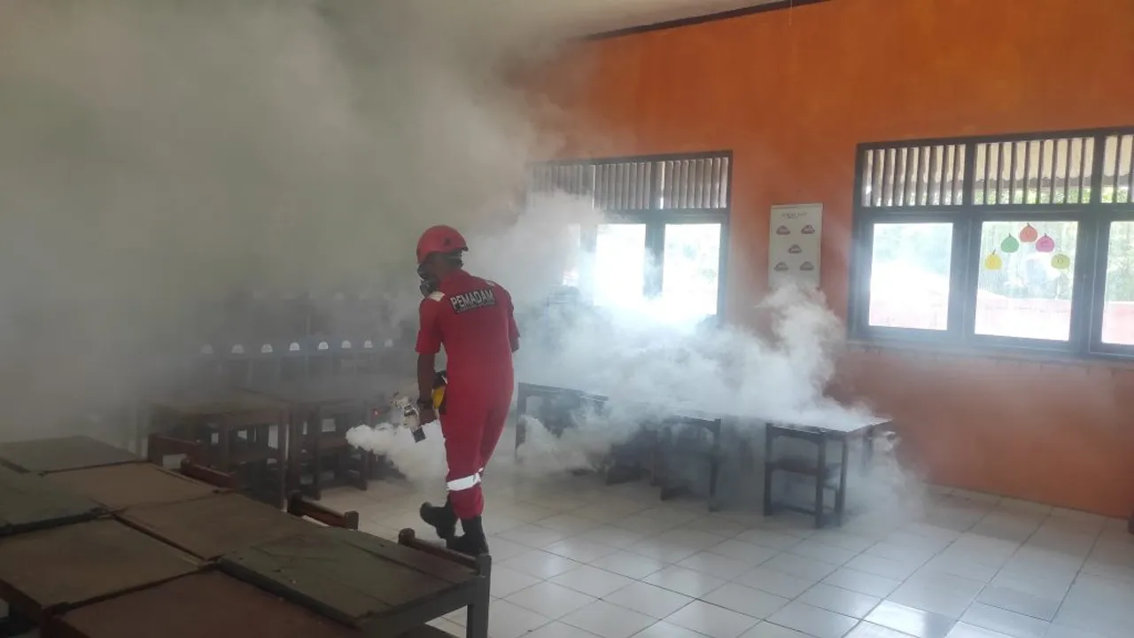 Tim Damkarmat Lakukan Operasi Fogging Cegah Penyakit Demam Berdarah di Kabupaten Lampung Selatan