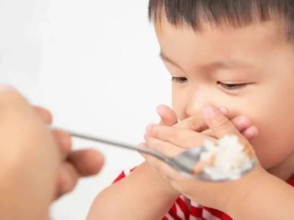 Cara Santai Mengatasi Masalah Makan Si Kecil